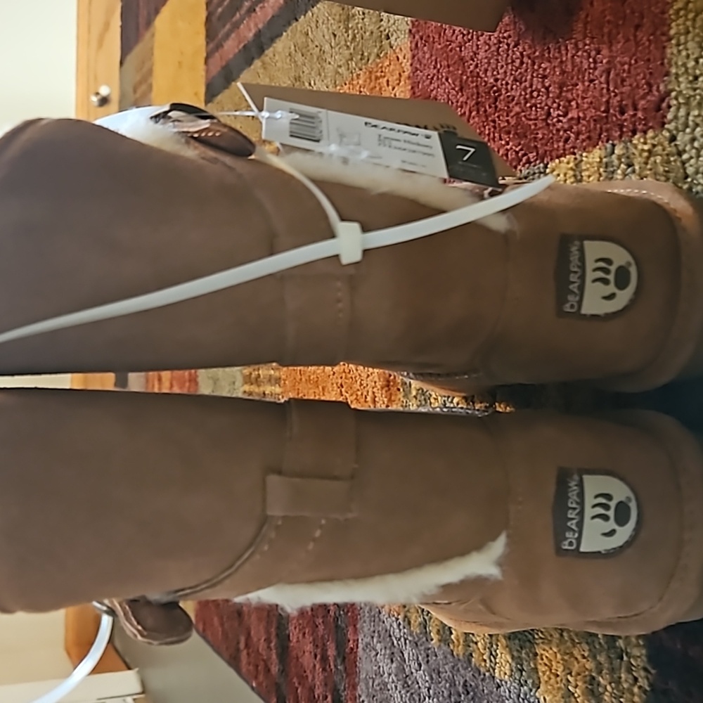 Brand New size 7 Bearbaw boots